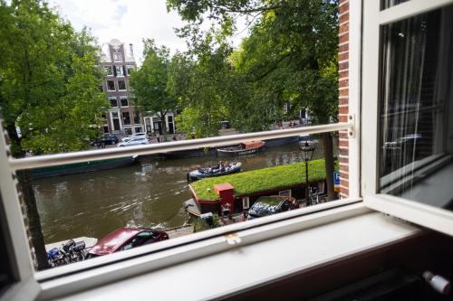 Blick auf einen Fluss in der Nähe des Hotels