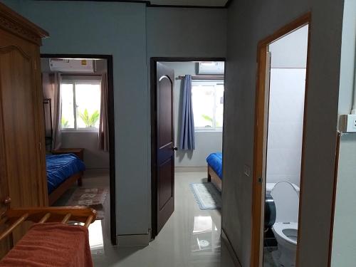 班派克龍菲的住宿－บ้านทะเลอิ่มเอม Bann Talay Im eimm，小型客房设有卫生间和浴室。