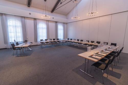 a large room with tables and chairs in it at nestor Hotel Stuttgart-Ludwigsburg in Ludwigsburg