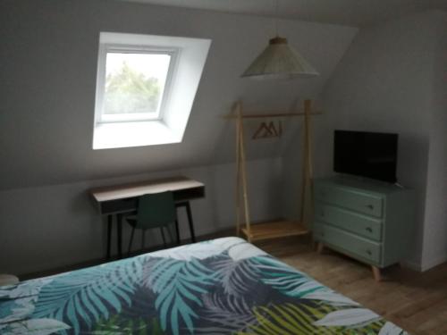 une chambre avec un lit, un bureau et une fenêtre dans l'établissement Le Hameau du Petit Carpont - Chambres d'hôtes -Baie de Saint-Brieuc-entre-Paimpol et Erquy - Petit déjeuner breton, à Ploufragan