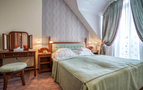 Tempat tidur dalam kamar di Hotel Erzsébet