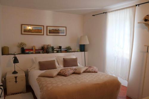 a bedroom with a large bed and a window at Casa Montoit8 in Montoito