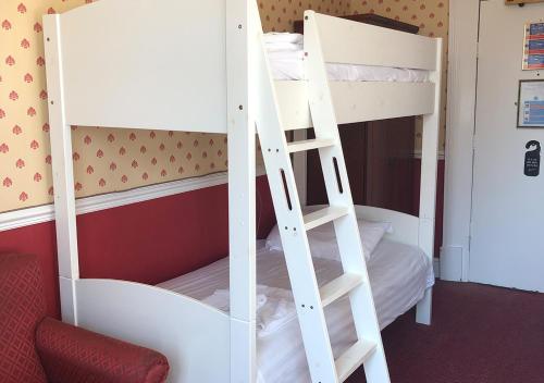 Postel nebo postele na pokoji v ubytování The Royal Hotel