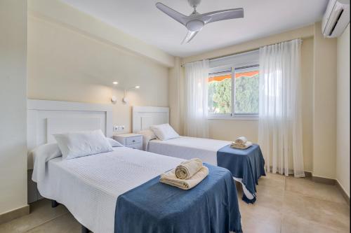 Posteľ alebo postele v izbe v ubytovaní Sur Suites Alhambra