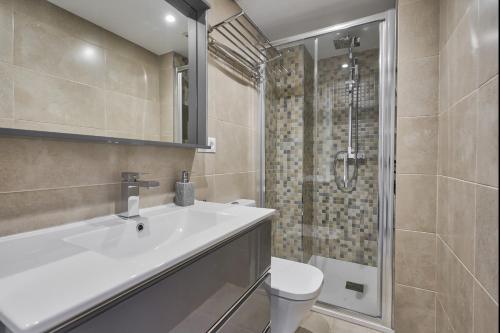 Kúpeľňa v ubytovaní Sur Suites Alhambra