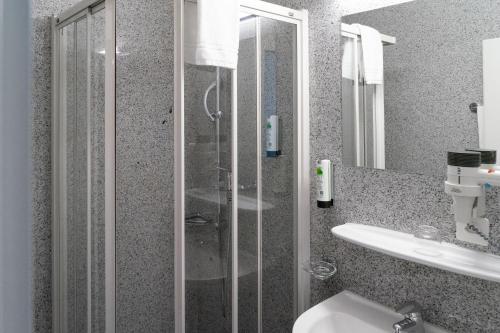 ห้องน้ำของ Tailormade Hotel STANS SÜD