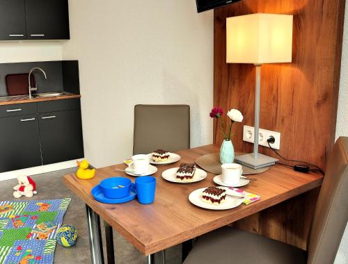 a wooden table with two cakes on top of it at Motel am Fürfelder Schloss in Bad Rappenau