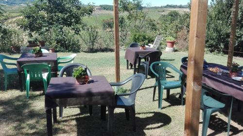 een groep tafels en stoelen in een tuin bij Agriturismo La Chiesina in Abbadia di Montepulciano