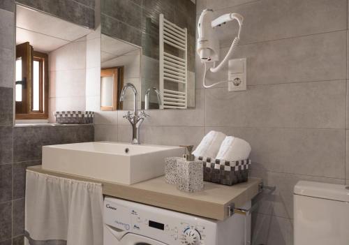 La salle de bains est pourvue d'un lavabo et de toilettes. dans l'établissement Alojamiento Turístico Alfonso y Catalina, à Cuenca