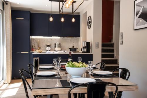 a dining room with a table and chairs and a kitchen at Résidences Alticimes in Brides-les-Bains