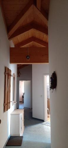 um corredor com tecto de madeira numa casa em Joseph's am Bach em Übersee