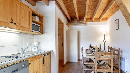 Η κουζίνα ή μικρή κουζίνα στο Madame Vacances Residence Les Fermes de Saint Sorlin