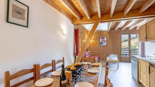 Η κουζίνα ή μικρή κουζίνα στο Madame Vacances Residence Les Fermes de Saint Sorlin
