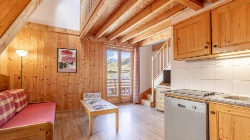 Η κουζίνα ή μικρή κουζίνα στο Madame Vacances Residence Les Fermes de Saint Sorlin