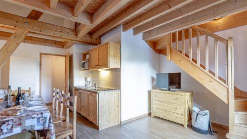 Η κουζίνα ή μικρή κουζίνα στο Madame Vacances Residence Les Fermes de Saint Sorlin