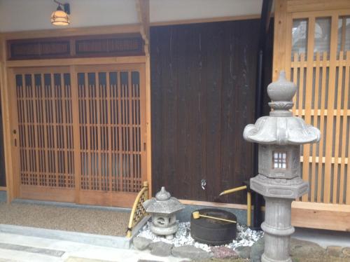 京都市にある京町家聖護院の建物前の噴水塔