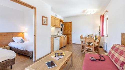 Η κουζίνα ή μικρή κουζίνα στο Madame Vacances Residence Les Fermes de Saint Sorlin