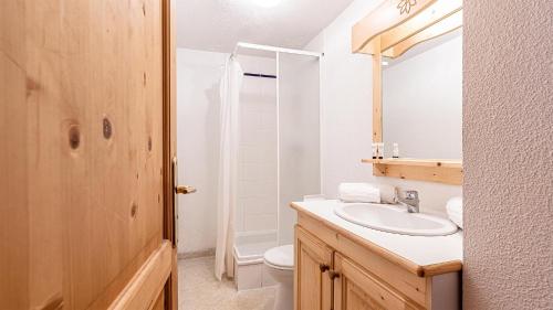 Ένα μπάνιο στο Madame Vacances Residence Les Fermes de Saint Sorlin