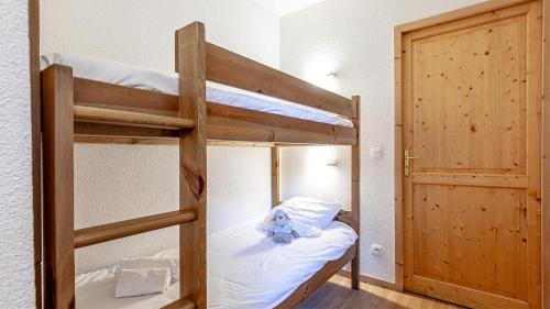 Ένα ή περισσότερα κρεβάτια σε δωμάτιο στο Madame Vacances Residence Les Fermes de Saint Sorlin