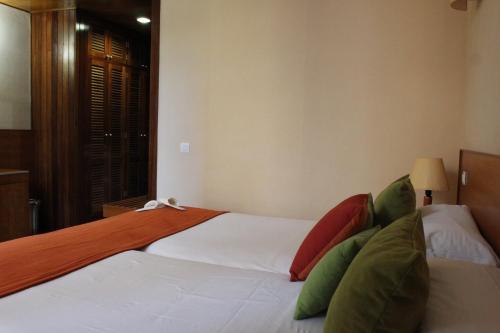 a bedroom with two beds and a window at Hotel Escuela Santa Cruz in Santa Cruz de Tenerife