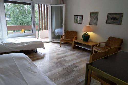 um quarto com uma cama, uma mesa e cadeiras em Mayenzett 33 em Leukerbad