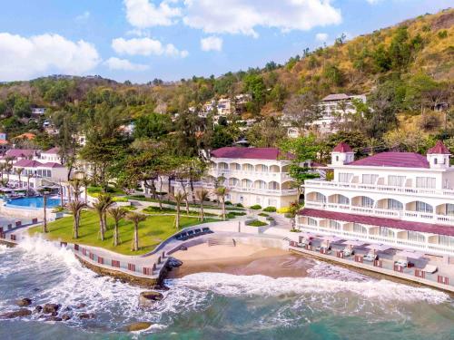 una vista aérea de un complejo situado junto a un cuerpo de agua en Mercure Vung Tau Resort en Vung Tau