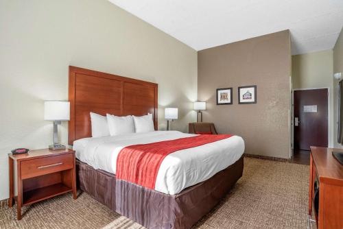 Habitación de hotel con cama grande y escritorio. en Comfort Inn & Suites Marianna I-10, en Marianna