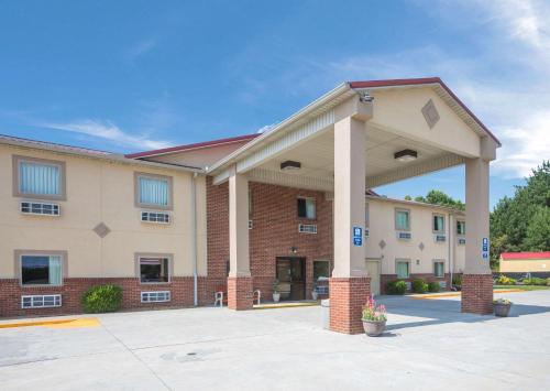 a large building with a large at Econo Lodge Inn & Suites Rockmart in Rockmart