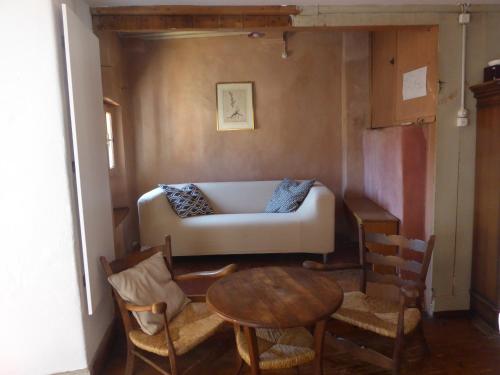 ein Wohnzimmer mit einem Sofa und einem Tisch in der Unterkunft Cà Melia Bedigliora in Bedigliora