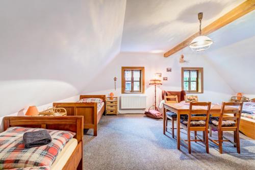 1 Schlafzimmer mit 2 Betten, einem Tisch und Stühlen in der Unterkunft Roubenka Javor 33 in Teplice nad Metují