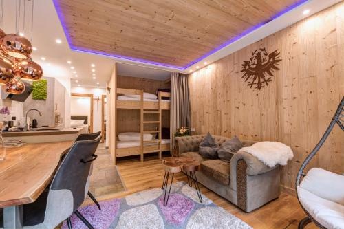 ザンクト・アントン・アム・アールベルクにあるQuality Hosts Arlberg - ALPtyrol Appartementsのリビングルーム(ソファ、テーブル付)