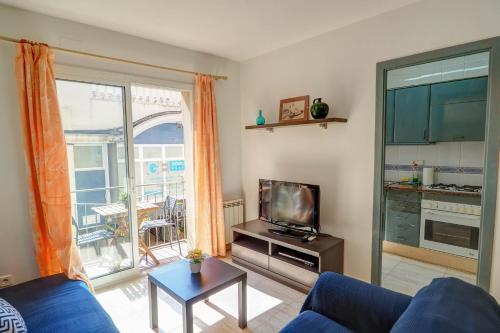 TV a/nebo společenská místnost v ubytování Parellades Apartment by Hello Homes Sitges