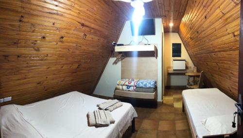 A bed or beds in a room at Chalés Verde Vida