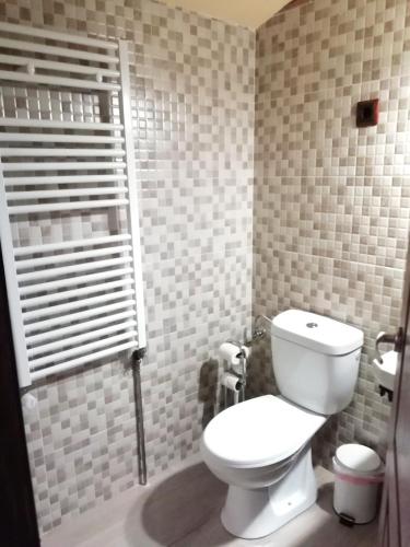 Hostal Rural Mas Blanc في San Martín de Centellas: حمام مع مرحاض أبيض ودش