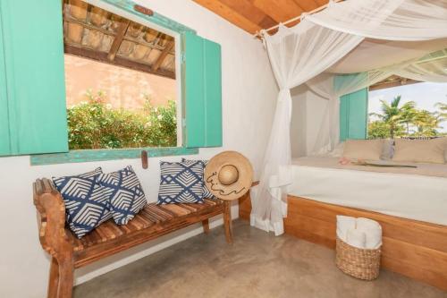 un dormitorio con una cama y una ventana en Casa do Pescador, en Praia do Espelho