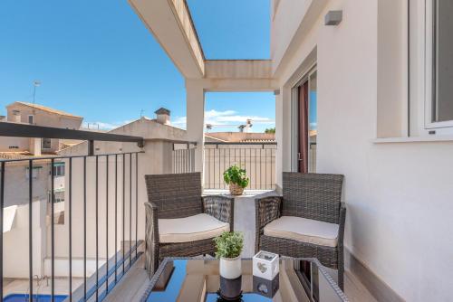 a balcony with two chairs and a table at Casco Antiguo 1 Piscina, Terraza y Parking by Vero in Altea