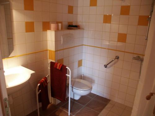 La salle de bains est pourvue de toilettes et d'un lavabo. dans l'établissement Che'Val d'Amour, à Écleux