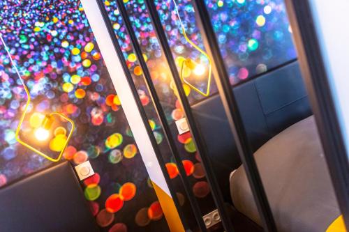 a close up of a pinball machine with lights on it at SMILE APPARTS - Appartements - Au coeur de Lorient - Au calme - Tout Confort in Lorient