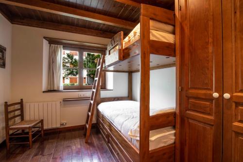 1 dormitorio con 2 literas y 1 silla en MONTOLIU de Alma de Nieve, en Baqueira Beret