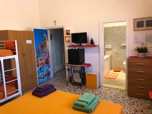 a room with a bedroom with a bed and a television at B&B ARTHAS in Capilungo