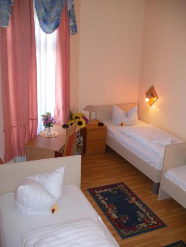 Postel nebo postele na pokoji v ubytování Hotel garni Djaran