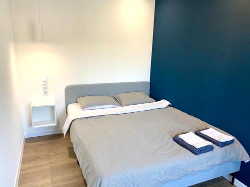 um quarto com uma cama com duas toalhas em Navy city center apartment двокімнатні апартаменти в центрі міста em Poltava