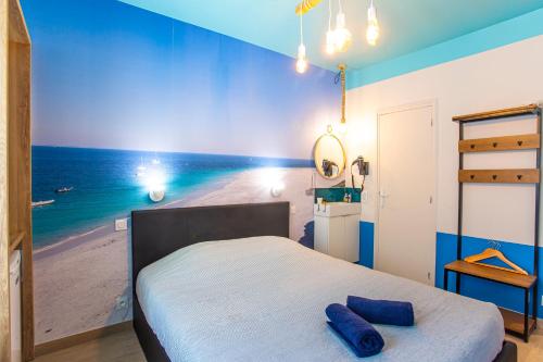 ロリアンにあるSMILE APPARTS - Appartements - Au coeur de Lorient - Au calme - Tout Confortのビーチの景色を望むベッドルーム1室(ベッド1台付)
