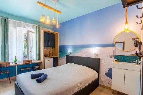 ロリアンにあるSMILE APPARTS - Appartements - Au coeur de Lorient - Au calme - Tout Confortのベッドルーム(ベッド1台、シンク、鏡付)