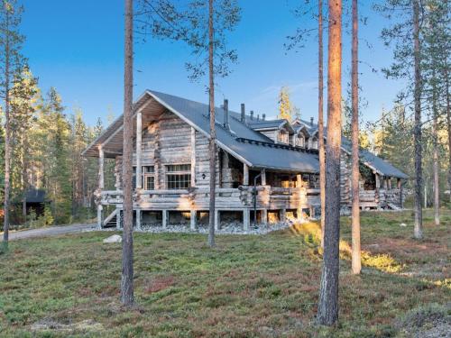 uma cabana de madeira na floresta com árvores em Holiday Home Luostakka small by Interhome em Ylläsjärvi