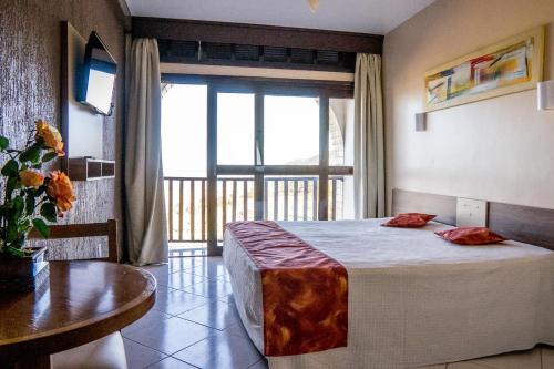 Un pat sau paturi într-o cameră la Ravena Cassino Hotel