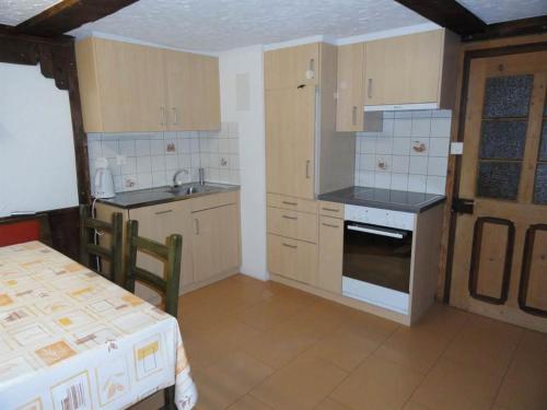 una cucina con lavandino e piano cottura forno superiore di Apartment Antrona by Interhome a Saas-Almagell