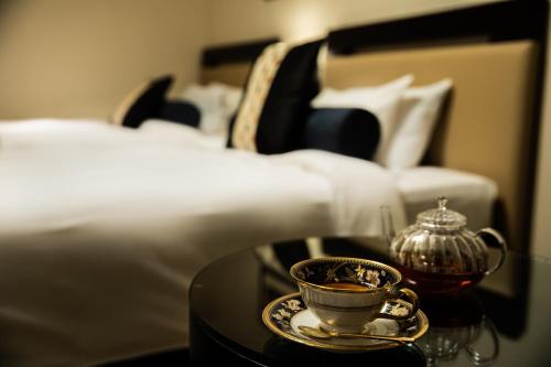 una tazza di tè sul tavolo in una camera d'albergo di Hotel New Otani Hakata a Fukuoka