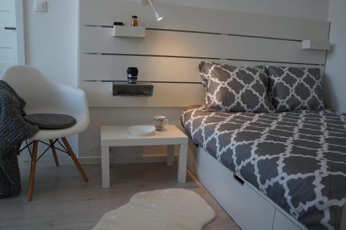 sypialnia z łóżkiem, stołem i krzesłem w obiekcie Apartament Gliwice Centrum Witkiewicza I w mieście Gliwice