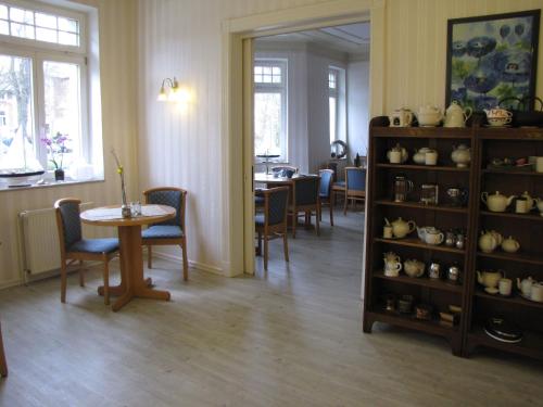 a living room filled with furniture and a table at Hotel Willert in Wismar